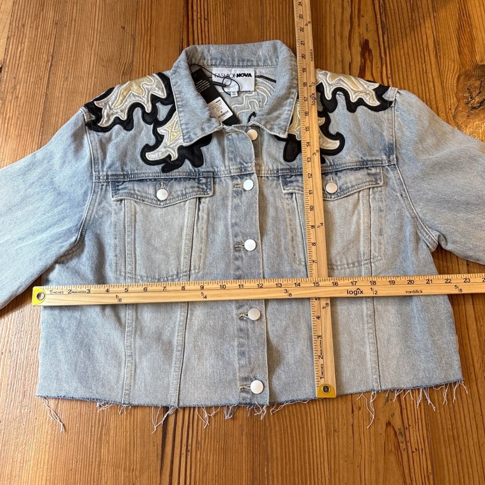 Fashion Nova Denim Trucker Jacket Women Light Wash Western PU Patch NWT SIZE M - Picture 5 of 6